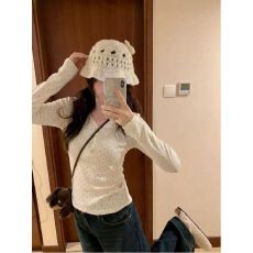 批发已出货 简约风纽扣V领波点正肩T恤女秋冬修身气质减龄上衣