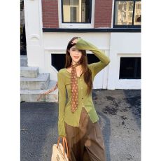 批发已出货 异型扣喇叭袖长袖小衫女2026新款绿色休闲慵懒T恤上衣