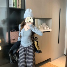 批发已出货 灰色口袋长袖T恤女秋<b class='q'>冬</b>加绒加厚u领内搭打底衫上衣