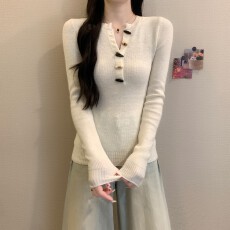 已出货 小众新款灰色牛角扣长袖针织衫女装冬季百搭修身上衣