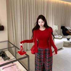 批发已出货 红色修身长袖T恤叠穿披肩上衣女<b class='q'>冬</b>季氛围感套装