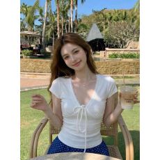 批发蕾丝花边 V 领绑带短袖 <b class='q'>T</b> <b class='q'>恤</b>女收腰褶皱纯欲修身白色短款打底上衣