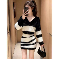 批发秋冬新款慵懒风<b class='q'>条纹</b>上衣<b class='q'>短裙</b>女韩系收腰显瘦气质短款半身裙两件套