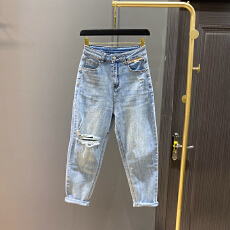 批发浅蓝色<b class='q'>破洞</b>哈伦牛仔裤女秋季时尚百搭宽松显瘦小脚萝卜裤九分垮裤