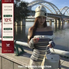 批发叶子 YEZIYZZ 清冷感撞色<b class='q'>条纹</b>一字肩<b class='q'>针织衫</b>女秋冬木耳边拼接毛衣