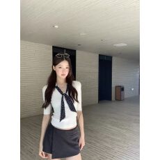 批发红人馆<b class='q'>针织衫</b>女春季穿搭2026新款韩系短款上衣修身v领<b class='q'>假两件</b>毛衣