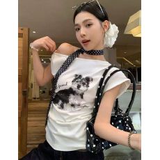 宋正恩斜肩白色宽松短袖t恤女夏季新款韩系露肩设计感辣妹小上衣