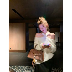 批发陈大钰宽松慵懒风白色针织衫上衣女秋冬设计感露肩加厚水<b class='q'>貂绒</b>毛衣