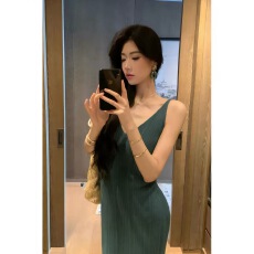 批发复古辣妹风肌理感V领连衣裙女夏季纯欲侧开叉修身显瘦吊带长裙<b class='q'>子</b>
