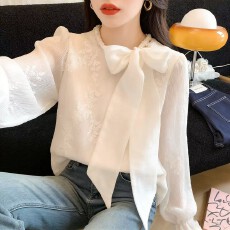批发2026春季新款刺绣蕾丝衫丝光飘带珍珠圆领轻奢上衣女洋气百搭