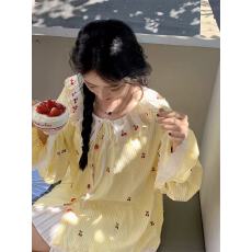 批发韩版甜美奶黄色条纹花瓣领衬衫<b class='q'>女</b>春秋季洋气蕾丝喇叭长袖宽松上衣