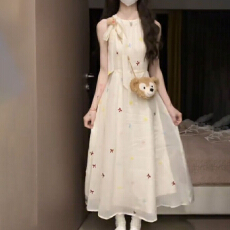 批发蝴蝶结甜美温柔露肩无袖连衣<b class='q'>裙</b>2026夏季新款收腰显瘦气质百搭长<b class='q'>裙</b>