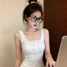 批发夏季内搭设计感蕾丝边纽扣宽肩带修身上衣法式方领吊带背心女外穿