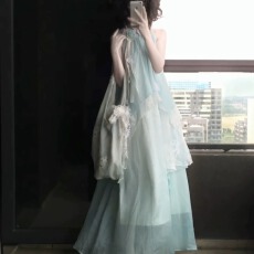 批发薄荷绿不规则无袖连衣裙<b class='q'>女</b>款夏季度假风设计感小众蕾丝挂脖长裙子