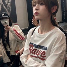 批发21支纯棉+后包领印花长袖T恤女宽松圆领上衣
