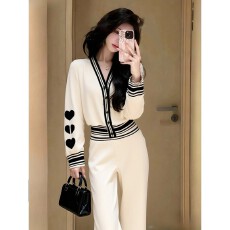 批发时尚洋气时髦巨好看设计感气质高级感白色<b class='q'>针织</b>衫长裤两件<b class='q'>套装</b>女冬