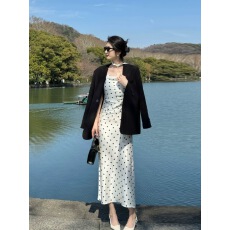 批发2026春季新款高级感西装外套女设计感西服波点吊带连衣裙两件套装