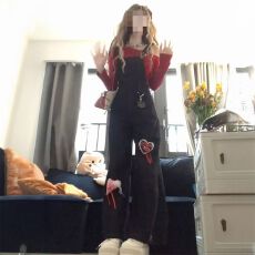 批发甜酷辣妹牛仔阔腿背带裤女春秋氛围感明艳红色斜肩打底上衣两件套