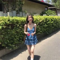 批发夏日甜美休闲度假风蓝色碎花吊带裙<b class='q'>女</b>学生设计感宽松遮肉百搭上衣