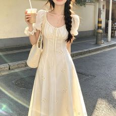 批发纯棉重工法式温柔短袖连衣裙女夏季度假风泡泡袖气质收腰显瘦长裙
