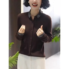 批发2026年秋冬<b class='q'>妈妈装</b>显瘦休闲百搭设计感针织衫烫钻Polo领单排扣长袖