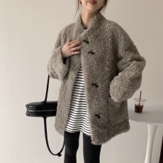 批发立领牛角扣环保羊羔毛外套女中长款2025冬季新款宽松厚毛毛绒大衣