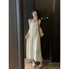 批发法式轻熟风百褶吊带连衣裙女夏季新款度假风宽松<b class='q'>休闲</b>坠感纯色长裙