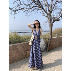 批发法式气质撞色<b class='q'>格</b>子挂脖吊带裙女夏季复古高级感<b class='q'>连衣裙</b>显瘦字长裙