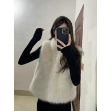 批发高级感气质皮毛一体白色马甲上衣女冬季毛绒绒加厚短款小个子外套