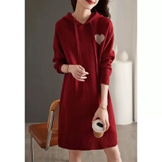 批发本命新年红色中长款毛衣裙女减龄爱心刺绣连帽抽绳针织打底<b class='q'>连衣裙</b>