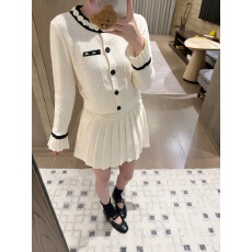 批发源小凝 8032<b class='q'>甜美</b>风少女感小字母花边减龄针织开衫+百褶裙学院套装
