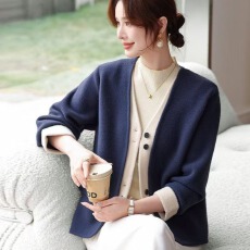 批发新款时尚巨好看洋气V领针织大码<b class='q'>外套</b><b class='q'>中老年女装</b>假两件开衫上衣女