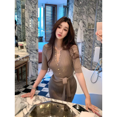 批发ACHI大也池蓝色半开领系带针织连衣裙女中袖收腰裙修身竖坑条长裙