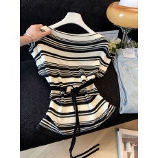 批发露肩收腰短袖针织T恤夏季高级感显瘦修身斜肩上衣女(配腰带)