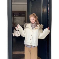 批发白色宽松立体纽扣加厚保暖毛领连帽短款毛呢外套