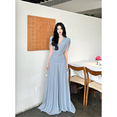 批发极简褶皱美学：清冷感晚宴裙天花板