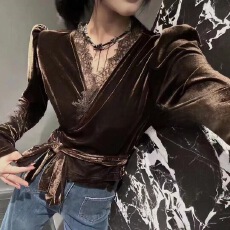 批发丝绒<b class='q'>衬衫</b>女2025秋冬新款法式复古V领气质蕾丝拼接<b class='q'>长袖</b>短款上衣女