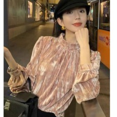 批发UKILAU刘妤淇冰川美人肌理感压褶丝绒艺术感堆堆领光泽感<b class='q'>衬衫</b>