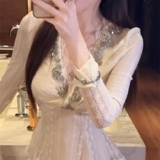 批发2025秋冬新款上衣<b class='q'>韩版</b>千金重工烫钻扭结v领收腰长袖镂空蕾丝衫女