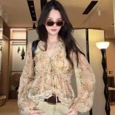 批发秘境花园温柔气质碎花蕾丝边V领系带衬衫2026春<b class='q'>夏季</b>度假风上衣女