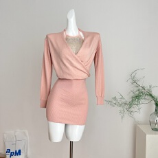 批发Hotdog 热狗很辣首尔恋人亮片挂脖设计感针织包臀连衣裙短裙