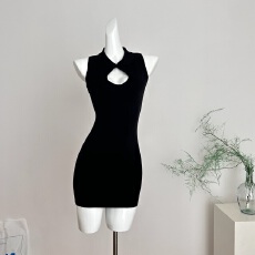 titi小姐姐心机战袍挂脖镂空纯欲包臀针织连衣裙