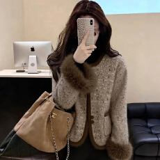 批发小香风<b class='q'>百搭</b><b class='q'>外套</b>女装2025冬季独特超好看时髦洋气轻熟<b class='q'>百搭</b>短款上衣