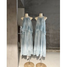 批发盈瓷<b class='q'>真丝</b>｜蓝雾谣 桑蚕丝假两件挂脖连衣<b class='q'>裙</b>女夏小个子度假风长<b class='q'>裙</b>