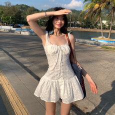 批发白色系带纯欲风性感一字露肩吊带连衣<b class='q'>裙</b>女夏季修身收腰a字短<b class='q'>裙</b>子