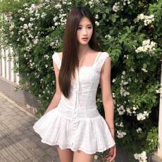 批发法式白色系带方领吊带<b class='q'>连衣裙</b>女夏季辣妹设计感收腰显瘦a字短裙子