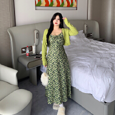 批发绿色气质碎花吊带连衣裙+外搭开衫两件套<b class='q'>春</b>季穿搭清新微胖显瘦