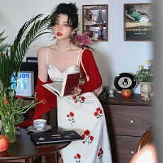 批发温柔风桃领碎花吊带裙女2026夏季法式设计感小众性感显瘦连衣裙潮