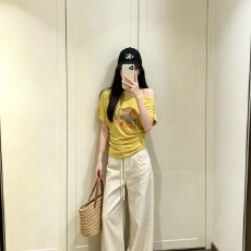 批发辣妹风杏色印花斜肩短袖T恤女夏季别致百搭显瘦休闲上衣