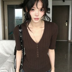 批发美式复古v领中袖针织衫女夏季美拉德棕色正肩t恤修身显瘦半袖上衣